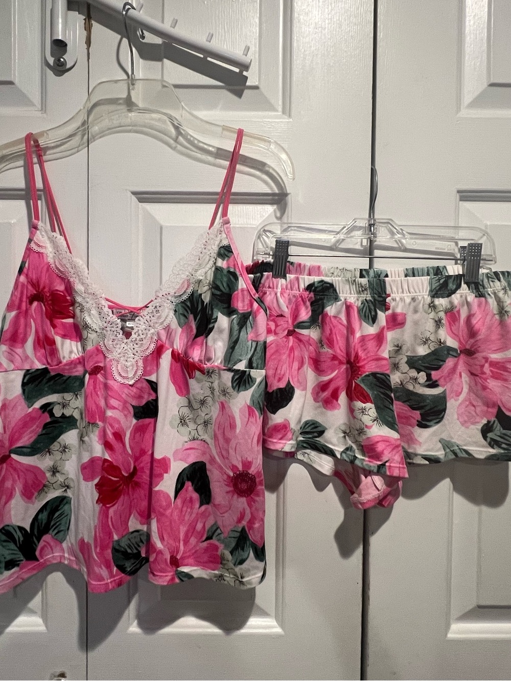 Floral🌸 2 Pc PJ Set in Pink, White & Green-Like New, Cami & Shorts
